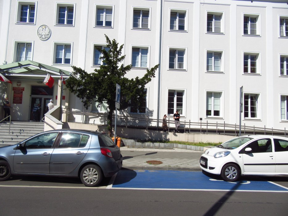 Miejsce parkingowe dla osób niepełnosprawnych przed wejściem do budynku na ul. Stanisława Moniuszki Miejsce parkingowe dla osób niepełnosprawnych przed wejściem do budynku na ul. Stanisława Moniuszki